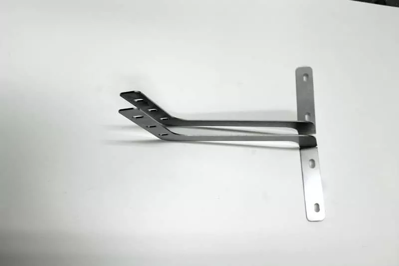 UNIV.MUD FLAP BRACKET-MM9005